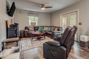 Et opholdsområde på Lakefront Cabin Sleeps 14 - 2 Level Dock - Sun Deck