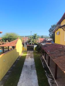 a walkway through the yard of a house at Casinha Guest House in Saquarema