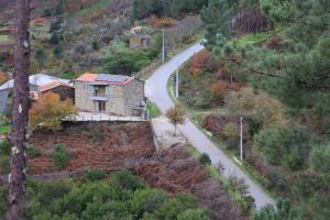 een huis op een heuvel naast een weg bij MedronHouse - Casa de Campo in Vasco Esteves de Baixo