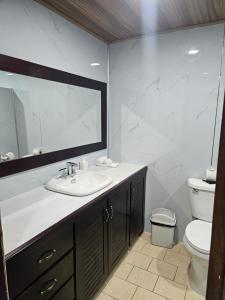 Et badeværelse på Tropical Bliss Pool Wi-Fi BBQ Near Quepos Manuel Antonio