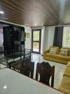 Et opholdsområde på Tropical Bliss Pool Wi-Fi BBQ Near Quepos Manuel Antonio