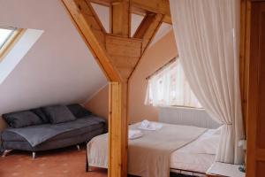 een slaapkamer op zolder met een bed en een raam bij Pensiunea Crocus - Sauna & Billiard in Poiana Brasov