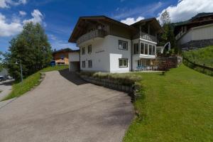 Casa blanca grande con entrada grande en Landhaus Maria Theresia en Hirschegg