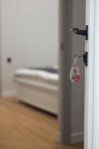 een deur met een deurknop in een kamer met een bed bij Barca Hotel in Jerevan