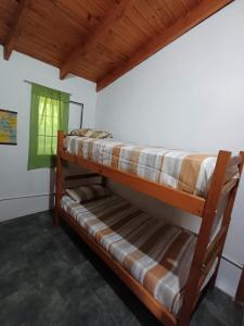 En eller flere senge i et værelse på Cabañas Canaan + 7 billeder