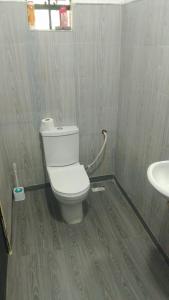 een badkamer met toilet en wastafel bij Terus studio in Nanyuki +2 foto's