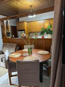 een eettafel met stoelen en een keuken bij House by the Mountain in Konitsa