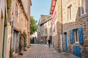 ein Mann, der eine Straße in einer Gasse entlang geht in der Unterkunft Le P’tit B - Quartier Saint-Michel/Centre Ville in Saint-Brieuc