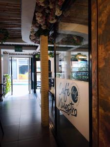 een restaurant met een uithangbord waarop 'café en museum' staat bij Hotel Torre Ejecutiva Pereira in Pereira