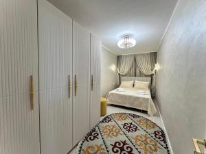 ein kleines Schlafzimmer mit einem Bett und einem Schrank in der Unterkunft Karakol 'Ethno' Apartment in Karakol + 4 Fotos