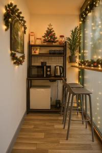 een kamer met een bureau met een stoel en kerstversieringen bij The GreenHouse Capsules in Londen