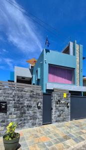 Tòa nhà nơi biệt thự tọa lạc