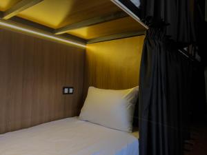 Giường trong phòng chung tại Capsule Hostel Tarbiaat 44