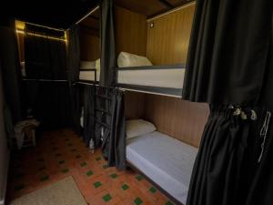 En eller flere senge i et værelse på Capsule Hostel Tarbiaat 44