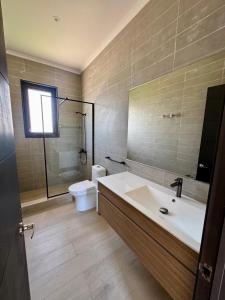 een badkamer met een bad, een wastafel en een toilet bij Casa en Maitencillo in Puchuncaví