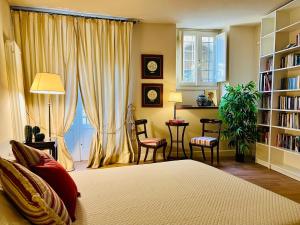 Giường trong phòng chung tại Luxury Loft Piazza Duomo Pistoia