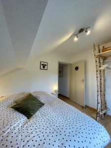 En eller flere senge i et værelse på Appartement de montagne - Station du Schnepfenried + 8 billeder