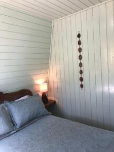 una camera da letto con un letto e una parete di Pousada Nó de Pinho a São Joaquim Altre 6 foto