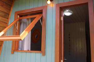 una casa con finestra e porta di Pousada Nó de Pinho a São Joaquim