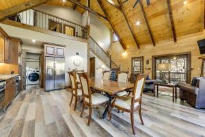 una sala da pranzo con tavolo e sedie in legno di Riverfront Cabin with Mtn Views in Robbinsville a Junction
