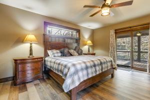 una camera da letto con un letto e un ventilatore a soffitto di Riverfront Cabin with Mtn Views in Robbinsville a Junction