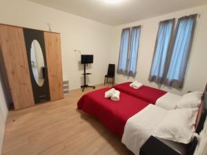 En eller flere senge i et værelse på Hello Parma