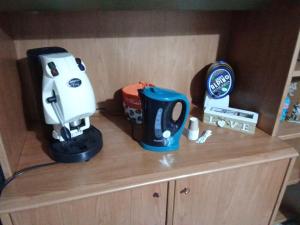 un bancone della cucina con macchinetta del caffè e frullatore di Appartamento Nonna Ida a Montesarchio