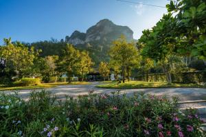 een weg met een berg op de achtergrond bij Annrin cafe & Resort in Ban Song Phi Nong +9 foto's