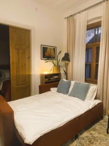 En eller flere senge i et værelse på SecondHomeViljandi Apartment