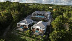 een luchtfoto van een huis met een zwembad bij Villas Vista Del Mar in Sainte-Anne