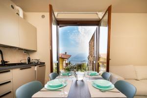 una cucina e una sala da pranzo con tavolo e sedie di Italian Vacation Homes Unit2B Iseo Lake a Tavernola Bergamasca