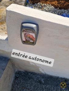 Et logo, certifikat, skilt eller en pris der bliver vist frem på Le berceau de la grande rivière