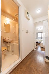 ein Badezimmer mit Dusche, Waschbecken und Toilette in der Unterkunft sakura 405 in Tokio