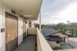 ein Balkon einer Schule mit Blick auf ein Gebäude in der Unterkunft sakura 405 in Tokio