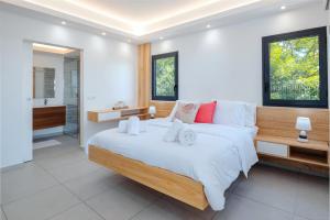 een slaapkamer met een groot bed en een badkamer bij Villas Vista Del Mar in Sainte-Anne