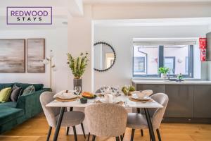 Posezení v ubytování Quality Serviced Apartments in Camberley Town Centre, Free WiFi By Redwood Stays