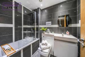 Koupelna v ubytování Quality Serviced Apartments in Camberley Town Centre, Free WiFi By Redwood Stays