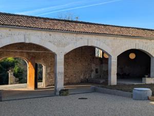 een bakstenen gebouw met twee bogen erop bij Le Brissonneau - Séjour Truffe in Saint-Saturnin
