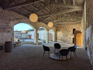 een kamer met stoelen en een tafel in een gebouw bij Le Brissonneau - Séjour Truffe in Saint-Saturnin