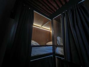 En eller flere senge i et værelse på Capsule Hostel Tarbiaat 44 + 7 billeder