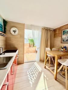 eine Küche mit Tisch und Esszimmer in der Unterkunft Apartment with terrace and pool, Los Cristianos in Los Cristianos