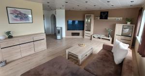een woonkamer met een bank en een tv bij Wohnung in Selbitz in Selbitz