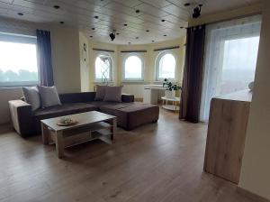 een woonkamer met een bank en een salontafel bij Wohnung in Selbitz in Selbitz