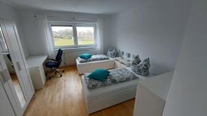 een kamer met een bed, een bureau en een raam bij Wohnung in Selbitz in Selbitz