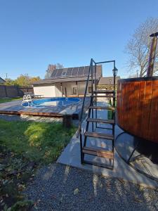 een boot en een ladder naast een zwembad bij Стрийський Двір in Tsjernivsi +8 foto's