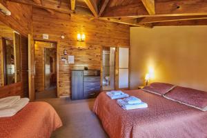 Giường trong phòng chung tại Melewe moquehue