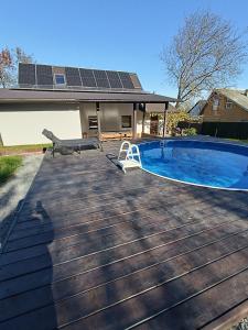 een terras met een zwembad en een bank naast een huis bij Стрийський Двір in Tsjernivsi