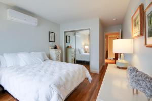 En eller flere senge i et værelse på Stunning Views and Beach Access Plattsburgh Getaway