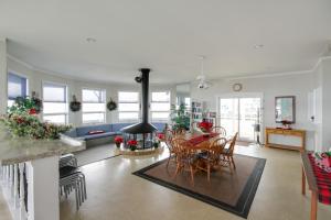 Et opholdsområde på Stunning Views and Beach Access Plattsburgh Getaway