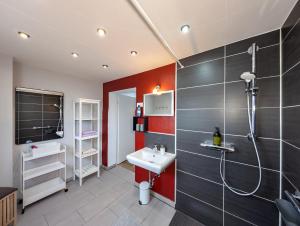 Et badeværelse på FeWo beim Schlafhaus + 35 billeder